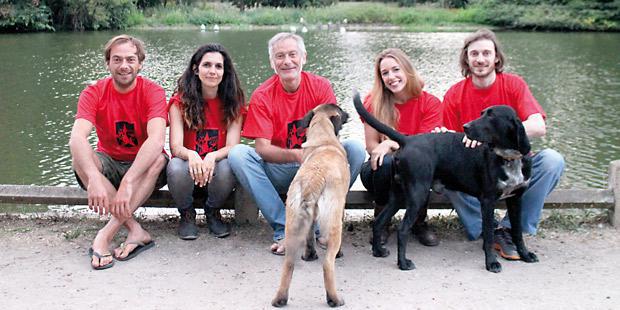 L’équipe organisatrice du séminaire Dog Revolution : Kosma Brijatoff (membre d’un refuge d’aide aux vieux animaux), Charlotte Duranton (éthologue), Thierry Bedossa (vétérinaire), Sarah Jeannin (psychologue clinicienne, éthologue) et Antoine Bouvresse (vétérinaire).